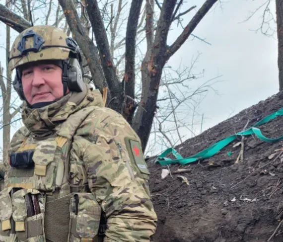 Осколок мины попал в позвоночник экс-главы "Роскосмоса" Дмитрия Рогозина