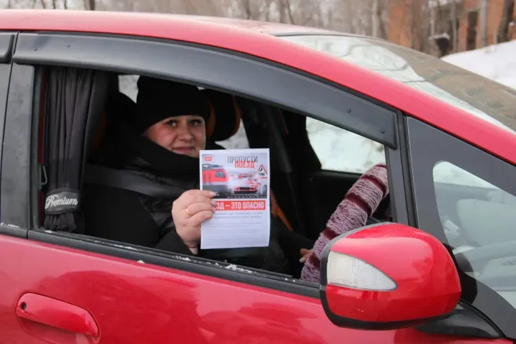Сотрудники ЗабЖД поздравили водителей с наступающим Новым годом и напомнили о правилах пересечения переездов