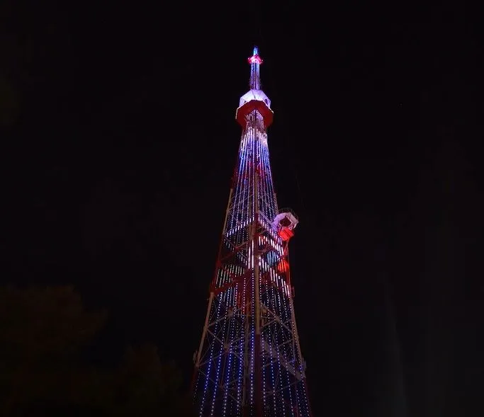 Елку, снежинки и салюты покажут на главной телебашне Амурской области