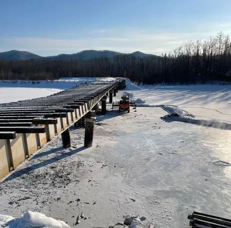 На реке Селемджа продолжается демонтаж конструкций моста, пострадавшего при ледоходе