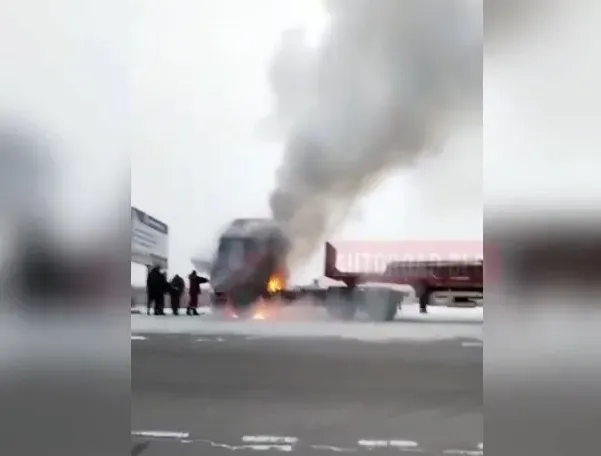 Большегруз в Свободненском районе потушили очевидцы возгорания