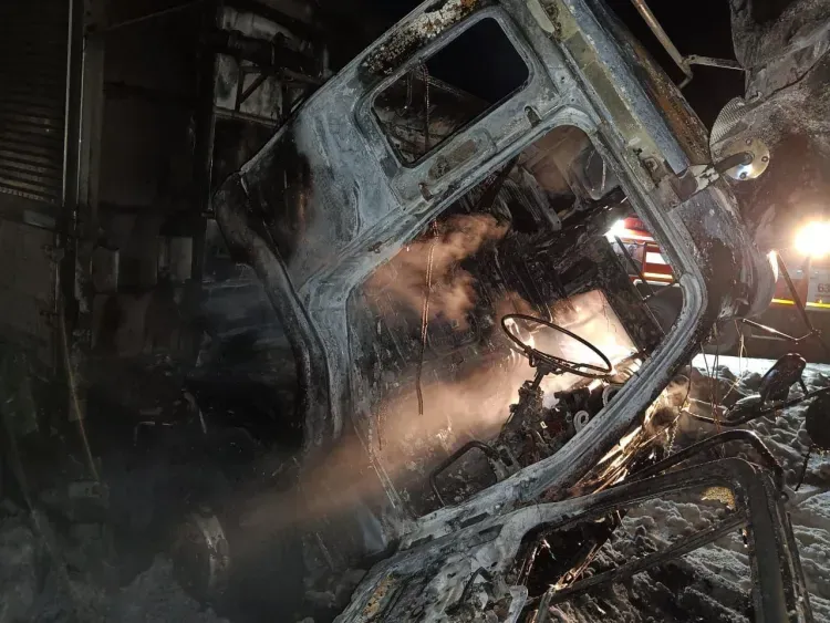 Загоревшийся грузовик на федеральной трассе потушили пожарные из Серышева