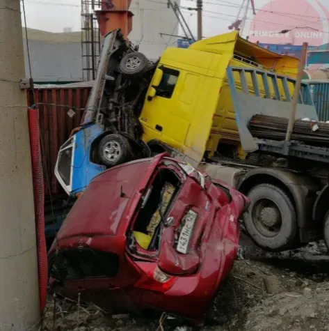 Фура, груженная арматурой, снесла на пути автомобили и врезалась в поезд во Владивостоке