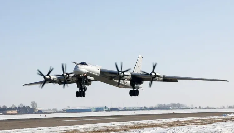 Минобороны показало кадры полетов ракетоносцев Ту-95МС над Амурской областью 