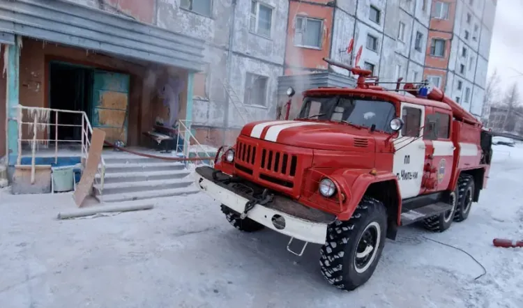 Три человека погибли при пожаре в пятиэтажке на севере Амурской области