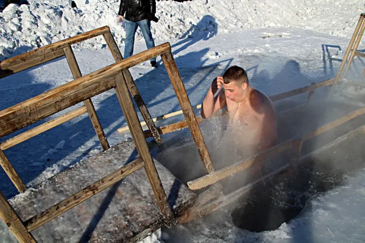 В традиционную крещенскую купель на реке Тында окунулись десятки человек