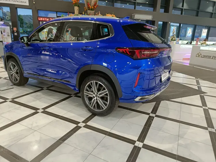 Китайские автомобили Geely начнет продавать дилер Mercedes в Приморье