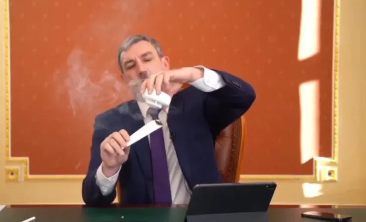 Губернатор Амурской области зажег бумагу в рабочем кабинете в прямом эфире