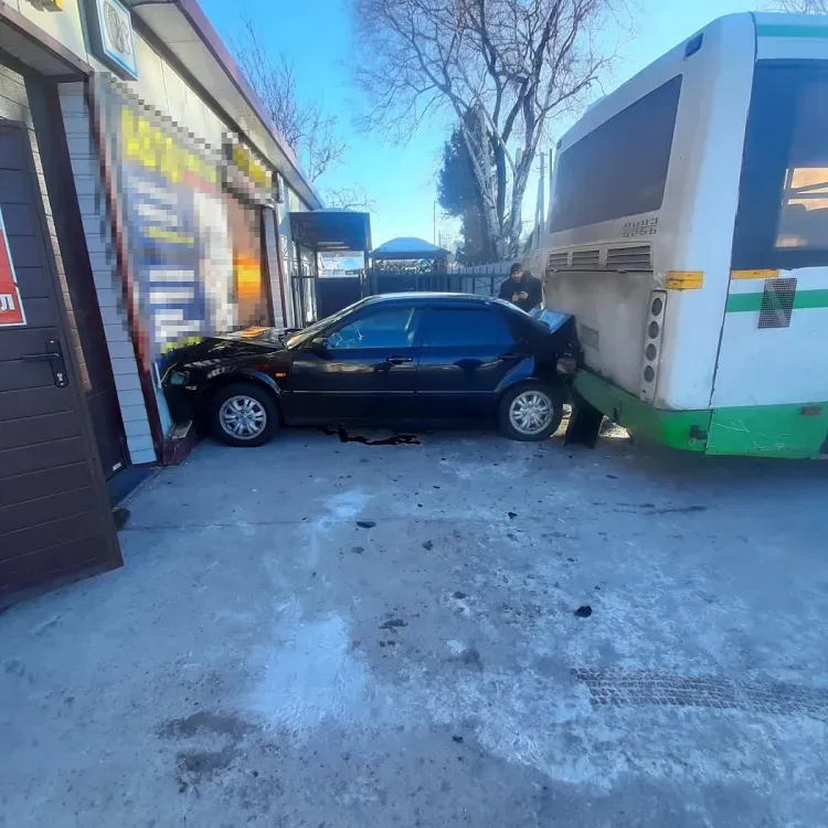 Автобус без водителя врезался в легковое авто в городе Свободный