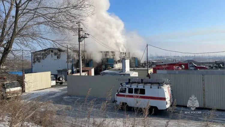 Пожарные вынесли из горящего склада в Чигирях семь кислородных баллонов