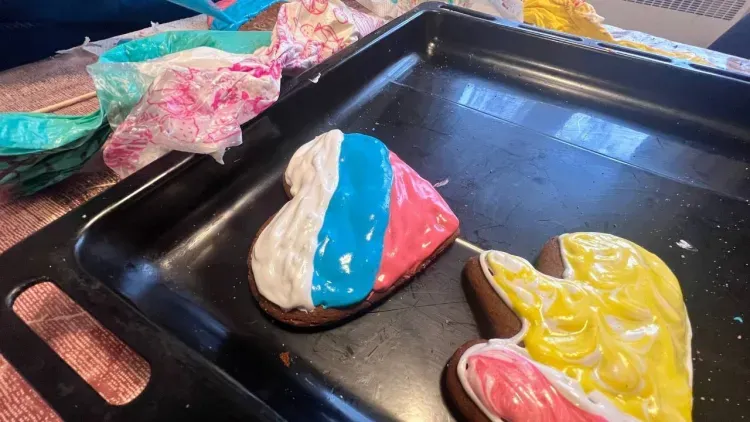 Пряники для участников СВО выпекают в храме Благовещенского округа