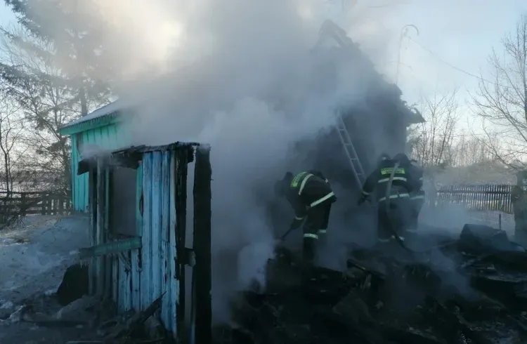 Мужчина спал в комнате дома, который загорелся в Ромненском округе