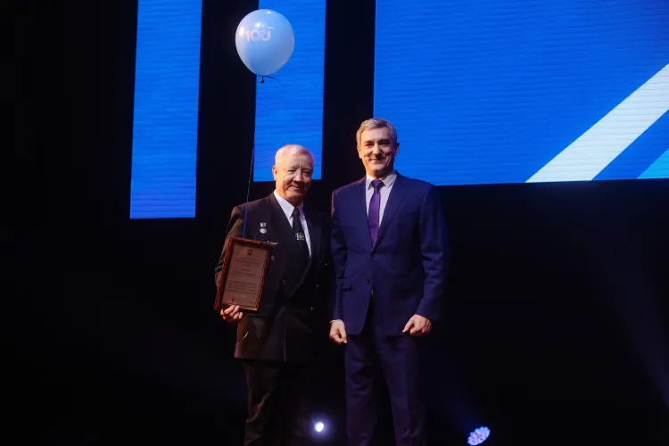 Награды ветеранам и заслуженным работникам авиации вручил Василий Орлов 