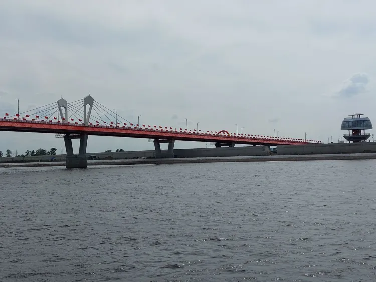 Очередь из дальнобойщиков выстроилась перед мостом через Амур