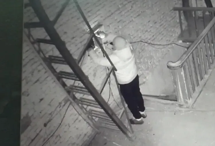 Мужчина украл электрокабель со стройки в Благовещенске и бросил его