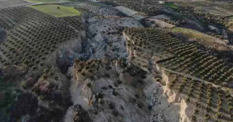 Гигантский разлом в Турции после землетрясения объяснил эксперт