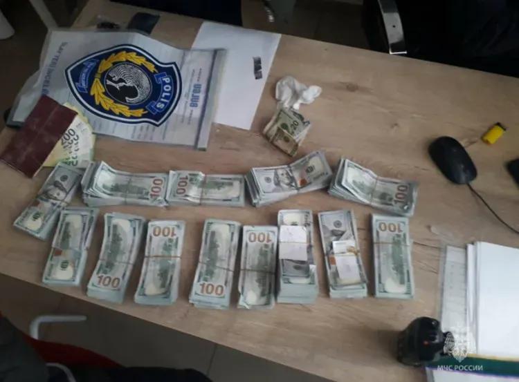 Кастрюлю с пачками долларов нашли под завалами в Турции российские спасатели