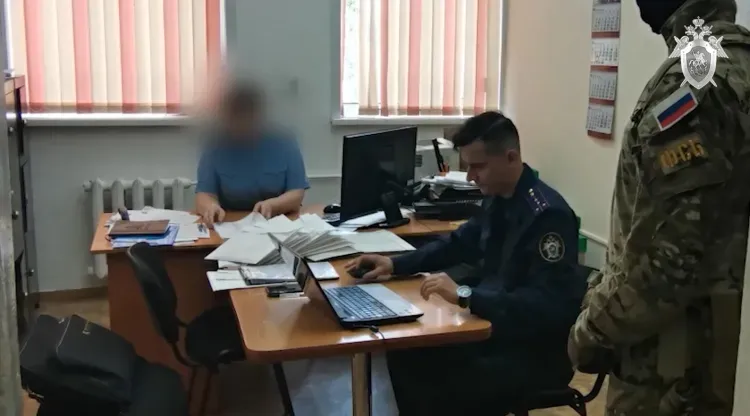 В Амурской области бывшего пристава обвиняют в злоупотреблении полномочиями