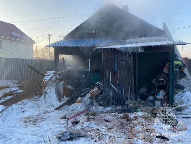 В Благовещенске пожарные и прохожие вытащили из дома двух человек