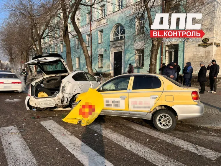 Автомобиль такси попал в жесткое ДТП в Благовещенске 
