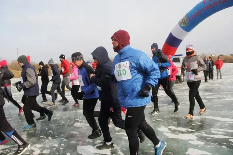 Бегуны из России, Китая и Киргизии участвуют в ледовом полумарафоне Приамурья