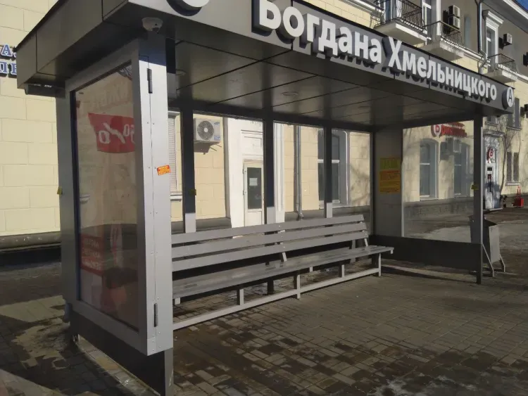 Автобусные остановки испортили вандалы в Благовещенске 