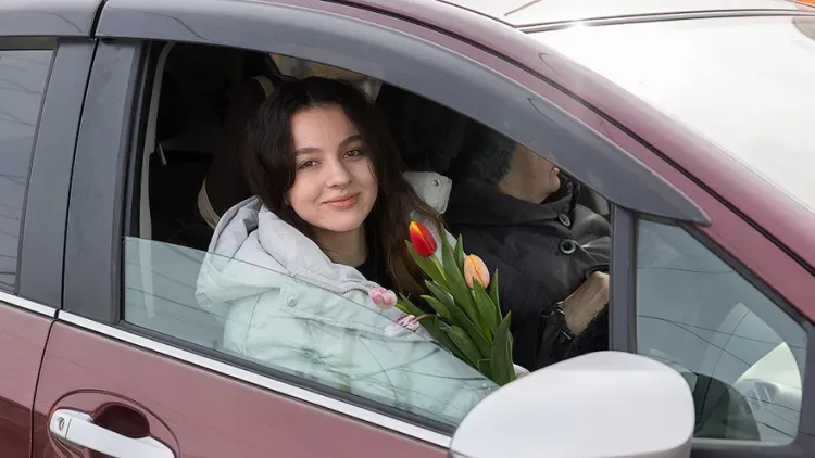 Женщин-водителей с 8 Марта поздравили на железнодорожных переездах сотрудники ЗабЖД