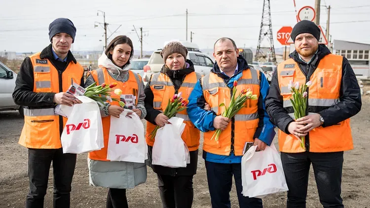 Женщин-водителей с 8 Марта поздравили на железнодорожных переездах сотрудники ЗабЖД