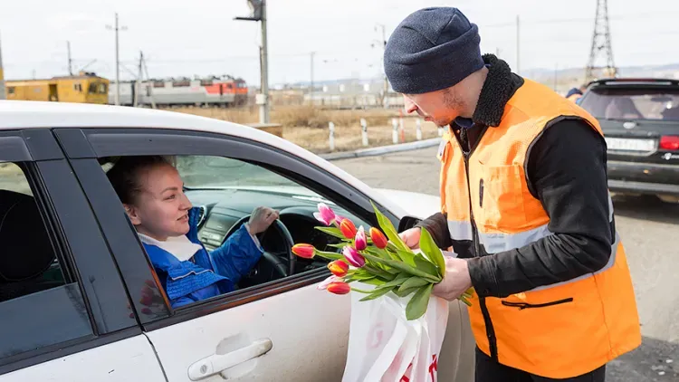 Женщин-водителей с 8 Марта поздравили на железнодорожных переездах сотрудники ЗабЖД