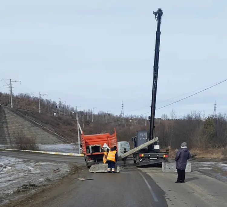 Река подтопила проезжую часть в Свободном, перекрыт проезд