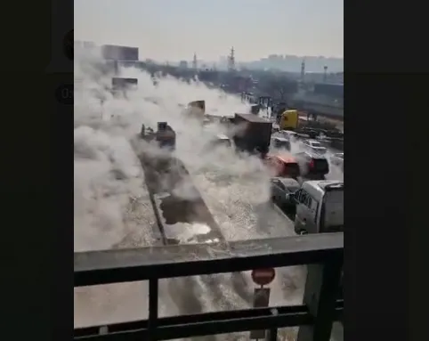 Кипятком затопило дорогу и тротуары в крупном районе Владивостока