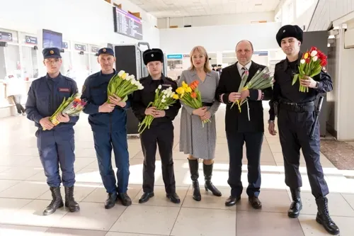 Железнодорожники поздравили женщин-пассажиров на вокзале станции Чита-2 ЗабЖД накануне 8 Марта