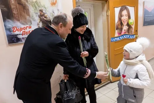 Железнодорожники поздравили женщин-пассажиров на вокзале станции Чита-2 ЗабЖД накануне 8 Марта