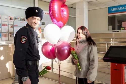 Железнодорожники поздравили женщин-пассажиров на вокзале станции Чита-2 ЗабЖД накануне 8 Марта