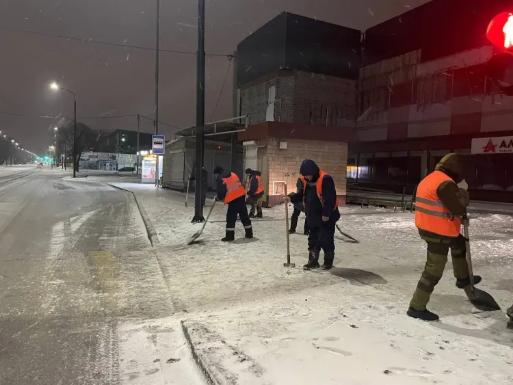 Последствия снегопада устраняют дорожники в Благовещенске