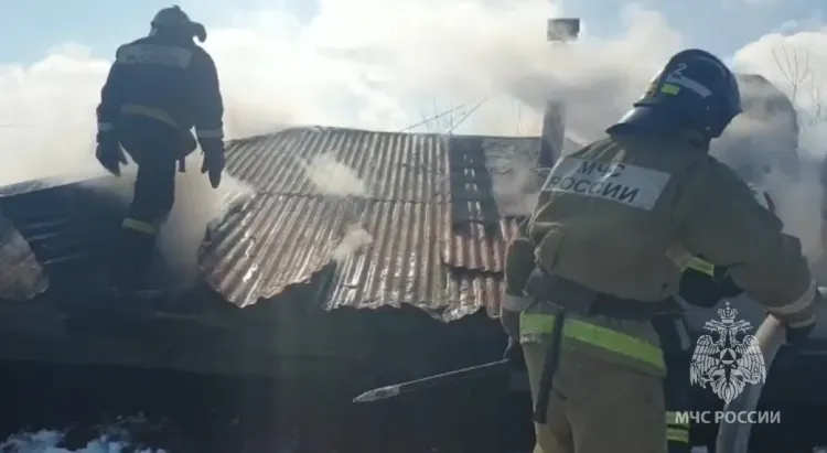 В Благовещенском округе загорелась торговая лавка, встроенная в дом