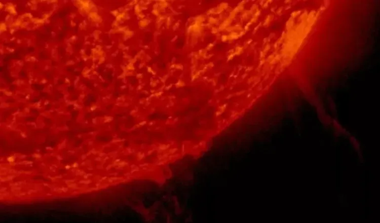 Облака "темной плазмы" от выброса Солнца накрыли полярные области Земли