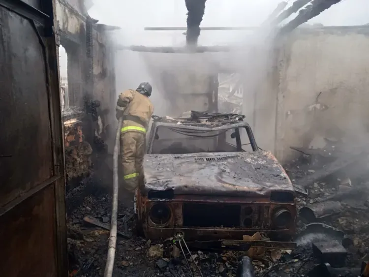 Автомобиль "Нива" сгорел в гараже в Благовещенском округе