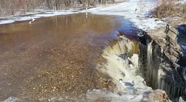 Участок дороги, залитый водой, закрыли в Амурской области