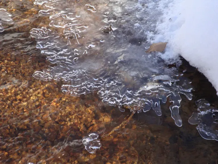 На реке Тында прекратила работу ледовая переправа