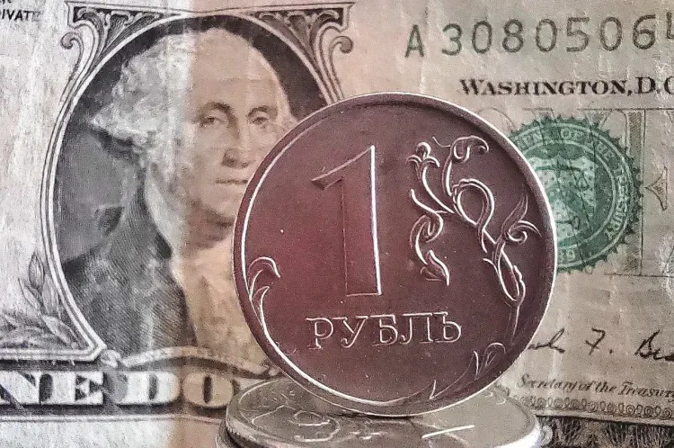 Ослабление рубля при росте цен на нефть объяснили аналитики