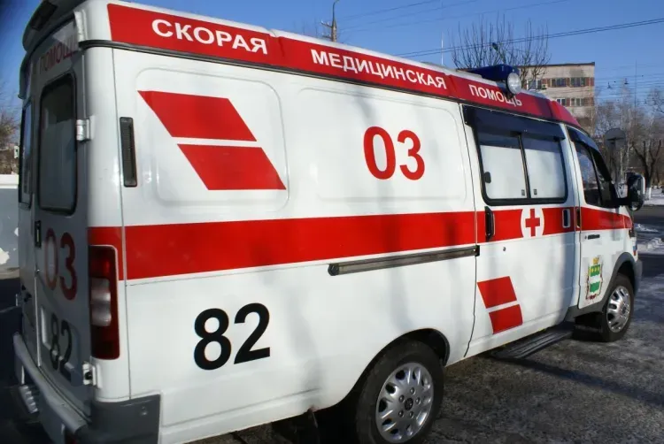 Мужчина упал на машину с 19 этажа в Воронеже и остался жив