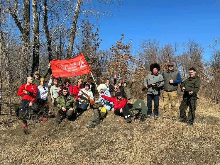 Знамя Победы установили на сопке в Благовещенском округе