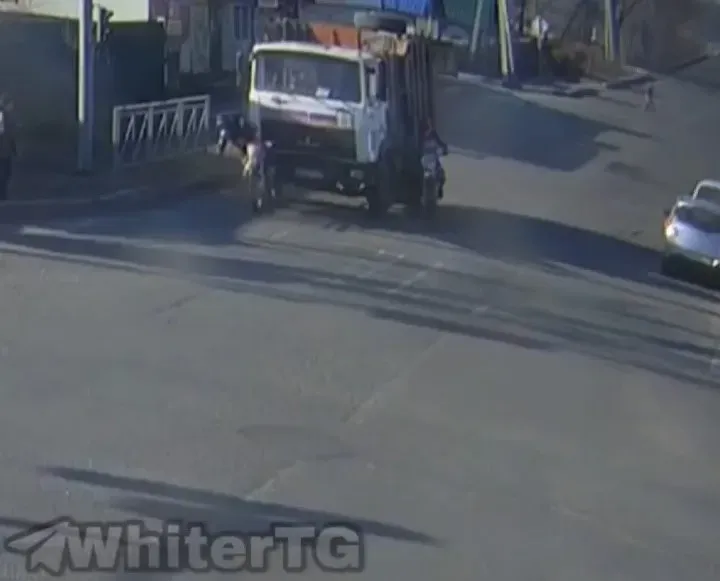 Пьяный водитель грузовика столкнулся с мотоциклами в Белогорске