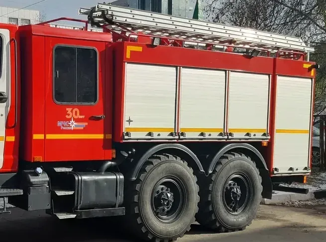 Дети спаслись из горящей квартиры в Приморье, выпрыгнув на растянутое соседями одеяло