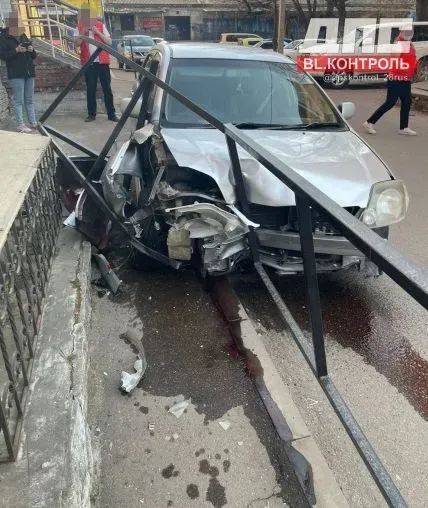 Автомобиль жестко врезался в леерное ограждение в Благовещенске