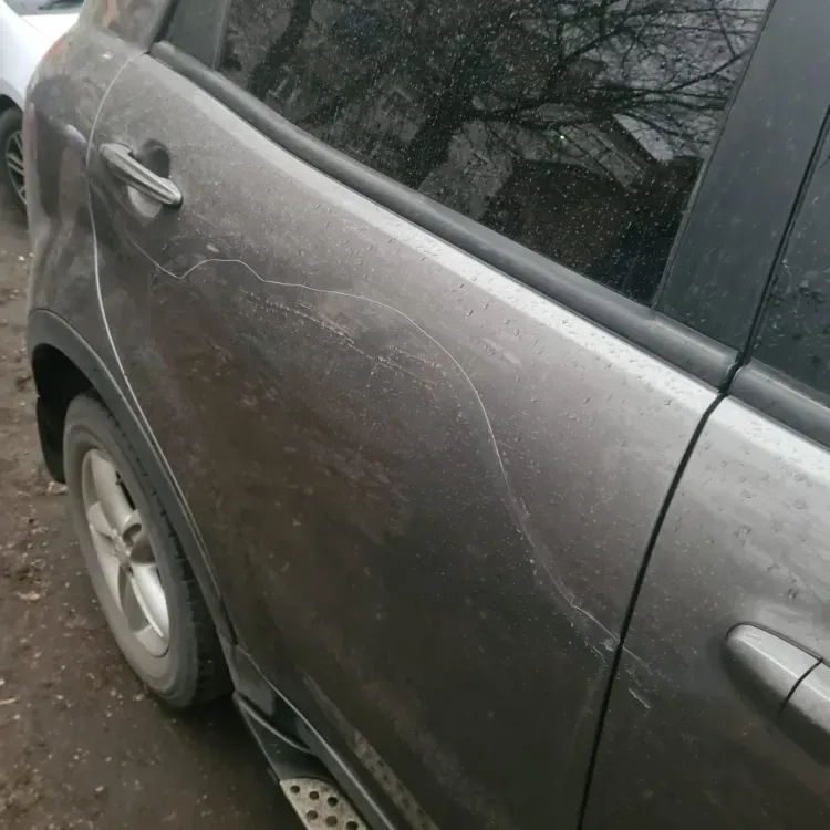 Житель Амурской области испортил автомобиль женщины, которая помешала войти в подъезд