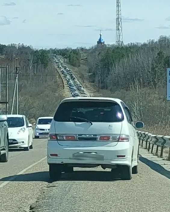 Автомобили попали в огромную пробку рядом с кладбищем в Приамурье