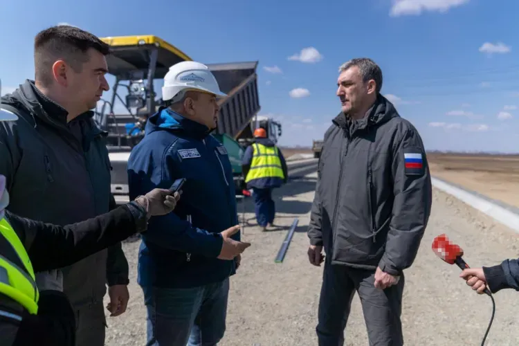 Мост через Зею в Благовещенске будет сдан к осени, заявил Василий Орлов