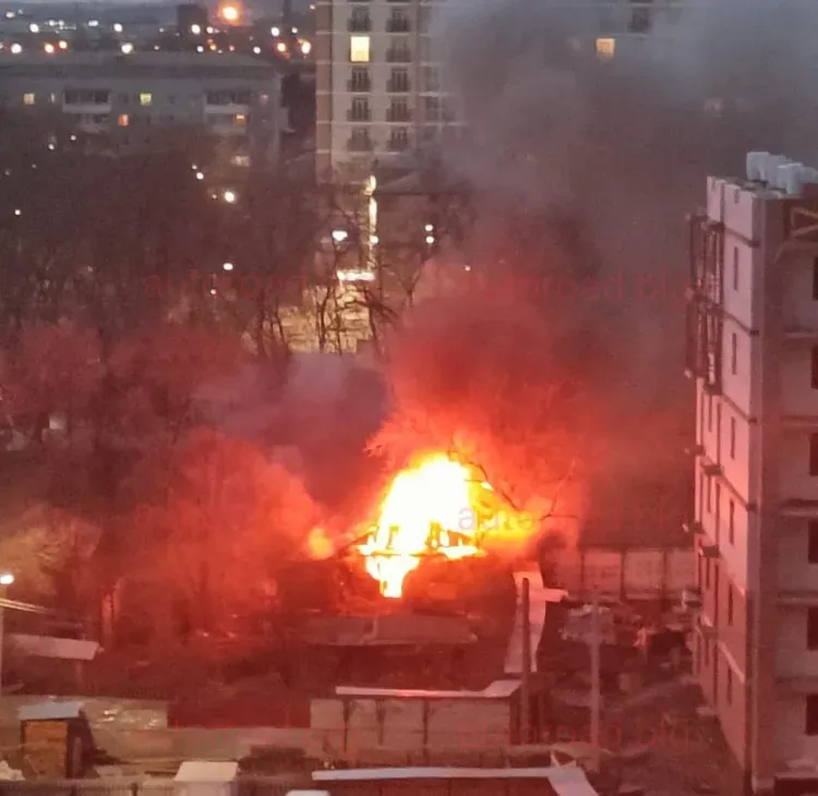Деревянный дом в Благовещенске тушили 18 человек